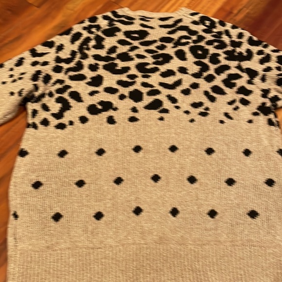 JOHN JENN SPOTTED V NECK SWEATER - Picture 9 of 12